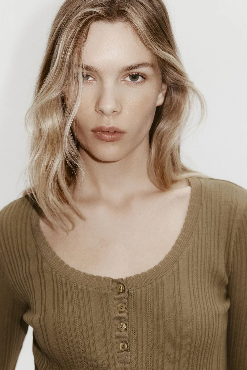 اتش اند ام بلوزة قطنية محبوكة بنمط بوينتيل